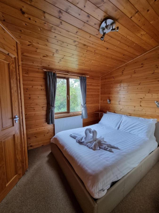 Beautiful Willow Lodge 67-4-6 Persons-Private Hot Tub-Pet Friendly-Tranquil Holiday Away From It All Yet Not Far To St Austell-The Holiday Home Has Two Bedrooms, Living & Dining Area, Equipped Kitchen -Decking-Al Fresco Dining-Fishing Lakes-Pet Frien Grampound Exterior foto