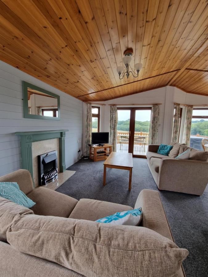 Beautiful Willow Lodge 67-4-6 Persons-Private Hot Tub-Pet Friendly-Tranquil Holiday Away From It All Yet Not Far To St Austell-The Holiday Home Has Two Bedrooms, Living & Dining Area, Equipped Kitchen -Decking-Al Fresco Dining-Fishing Lakes-Pet Frien Grampound Exterior foto