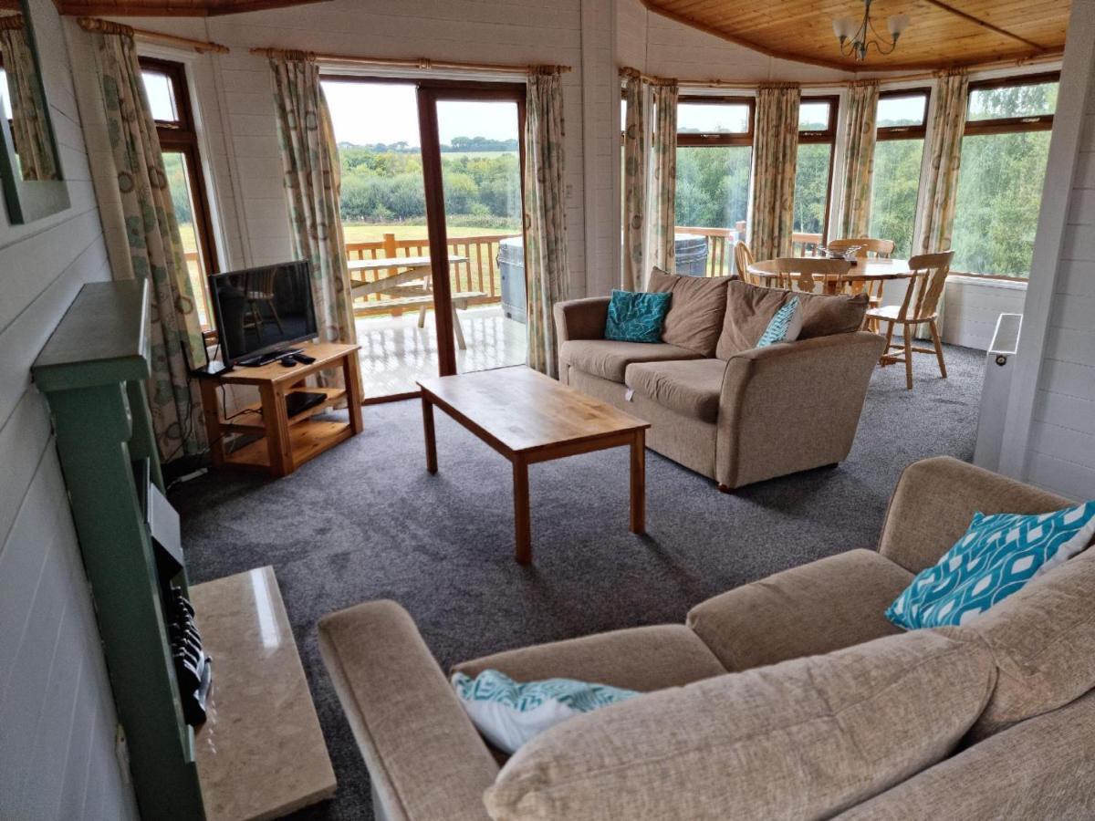 Beautiful Willow Lodge 67-4-6 Persons-Private Hot Tub-Pet Friendly-Tranquil Holiday Away From It All Yet Not Far To St Austell-The Holiday Home Has Two Bedrooms, Living & Dining Area, Equipped Kitchen -Decking-Al Fresco Dining-Fishing Lakes-Pet Frien Grampound Exterior foto